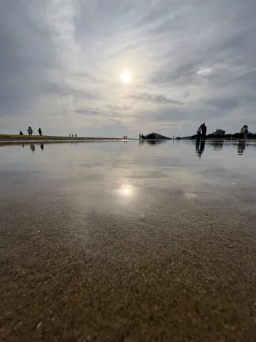 水面に映る空と人々のシルエット