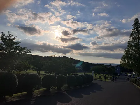 雲間から差し込む太陽の道