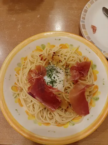 生ハムと温泉卵のパスタ