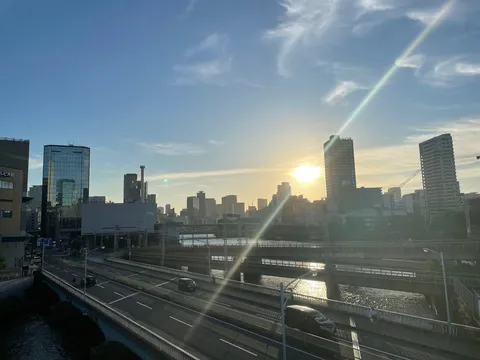川面きらめく都会の夕景