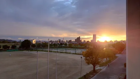 夕暮れの公園と街の影