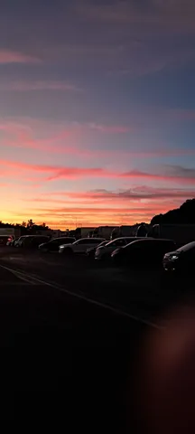 空と車のコントラスト