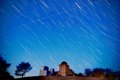 星屑の軌跡と静寂の建物
