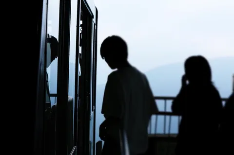 光に溶ける人影