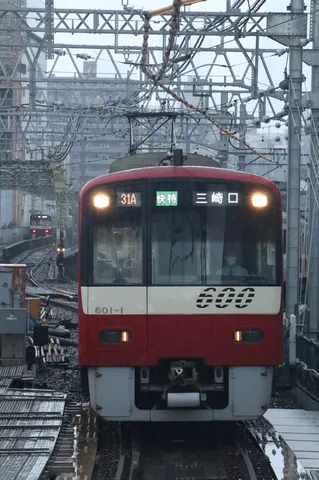 雨の線路に響く赤列車