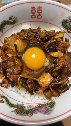 とろ〜り卵黄が輝く！スタミナ満点丼