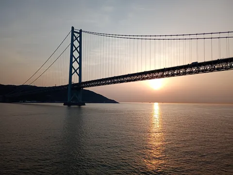 夕陽に吊られた大橋