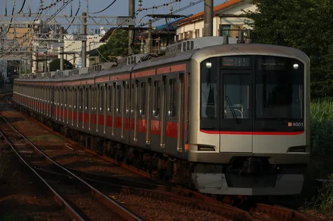 都会の静寂、夕暮れの列車