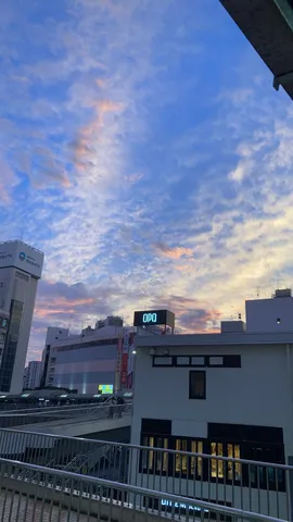 夕暮れの街、静かな空のキャンバス