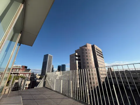 青空と影のベランダ風景
