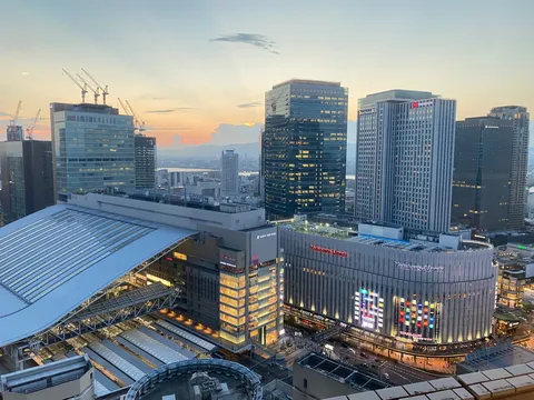 夕暮れ都市の主役争い