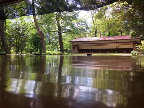 静寂の水面に映る古都の風情