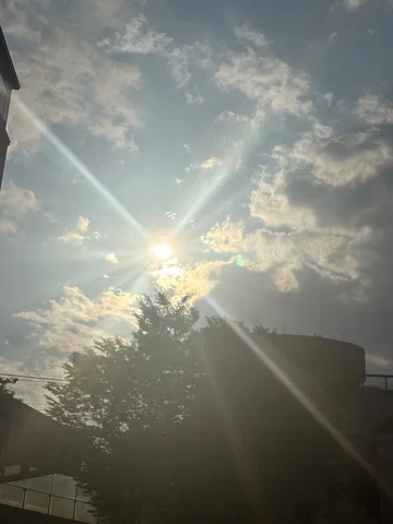 雲間から差す光の強さ