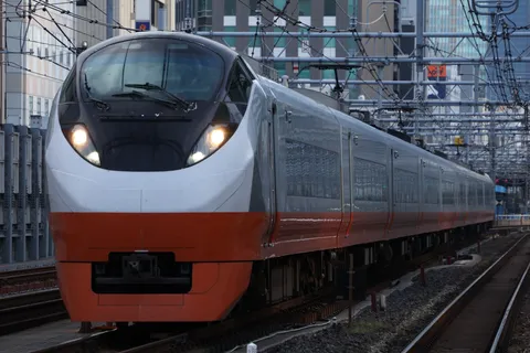 爆走する銀の塊、都会を駆け抜ける