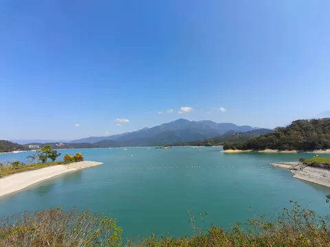穏やかな水面と遠い山並み