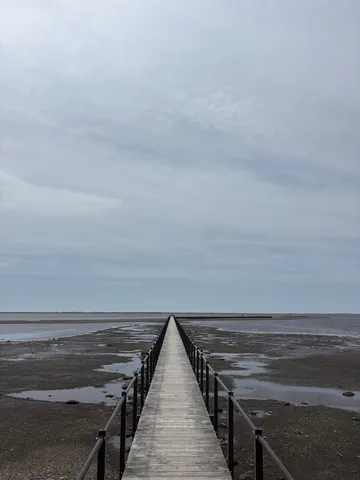 どこまでも続く、海辺の遊歩道