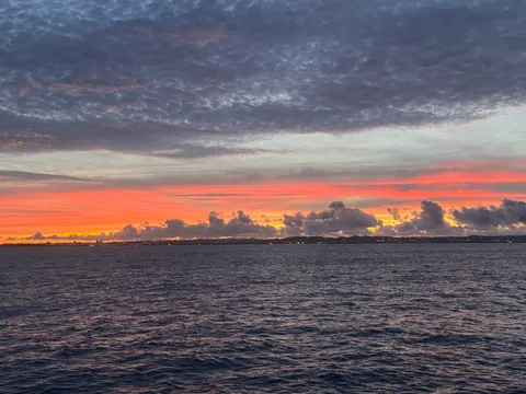 水平線に沈む夕陽と雲のグラデーション