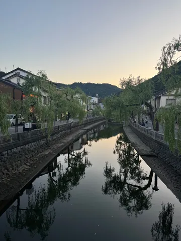 夕暮れの水面、静寂の街並み