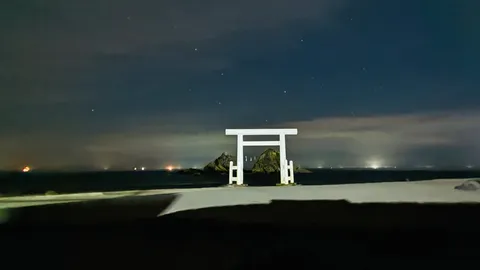夜の鳥居と波の静寂