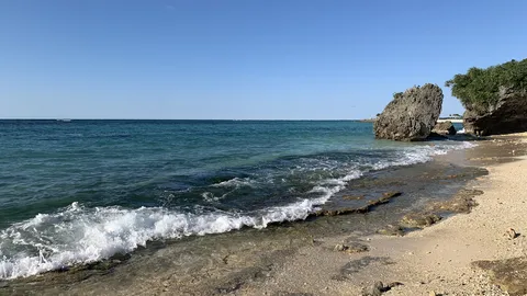 ごつごつ岩と青い海