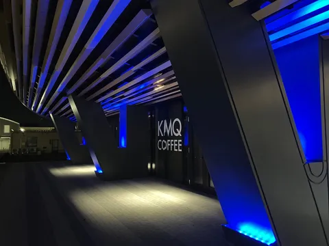夜を彩るモダンな青の光