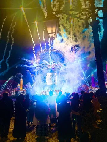 夜空を彩る光と水のファンタジー