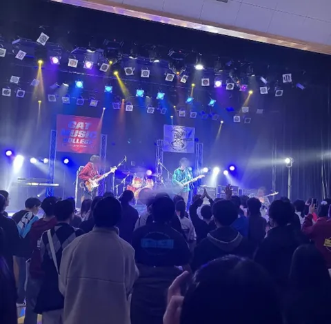 熱気に包まれるライブステージ