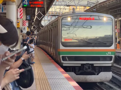 ホームに滑り込む銀色の余韻