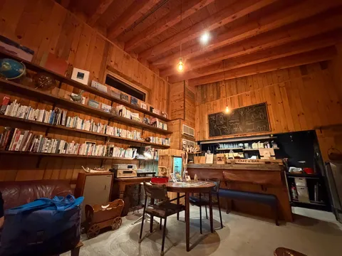 木の温もり感じるブックカフェ