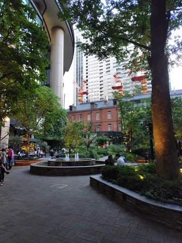 都市に溶け込む安らぎの広場