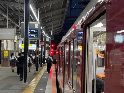 夜の駅、列車の灯り