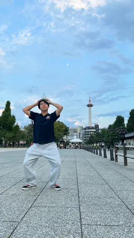 青空と不思議なポーズ
