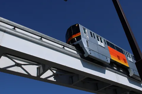 青空を駆け抜ける未来の乗り物