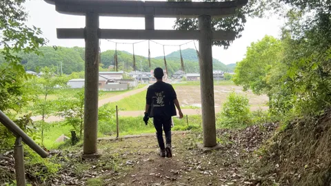 鳥居を抜けて、静かな里山へ