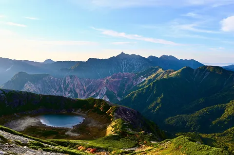 朝霧の山並みと鏡池