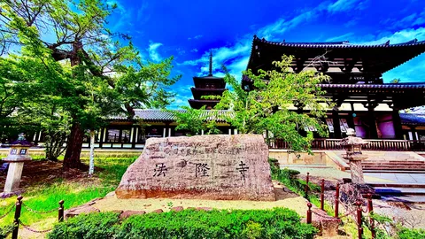 青空に映える木々と寺