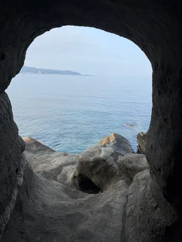 洞窟からの海景色