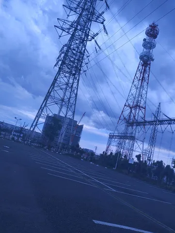 空にそびえる巨塔の迫力