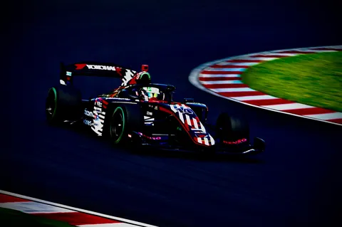 闇夜を疾走るレーシングカー