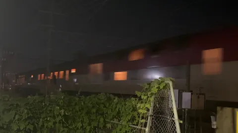 夜を駆ける電車の灯り