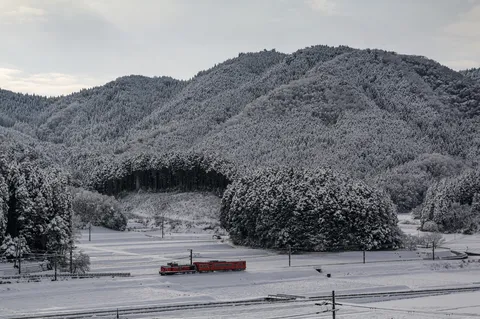 雪化粧の里、列車が駆ける