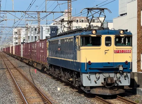 積荷満載、力走する貨物列車