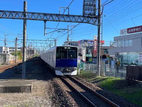 夏の駅近くの列車美