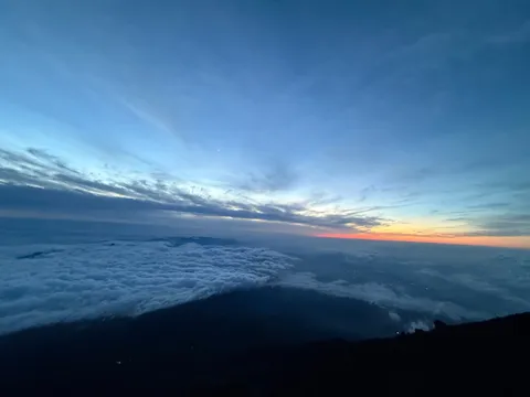 夕暮れの空と雲のささやき