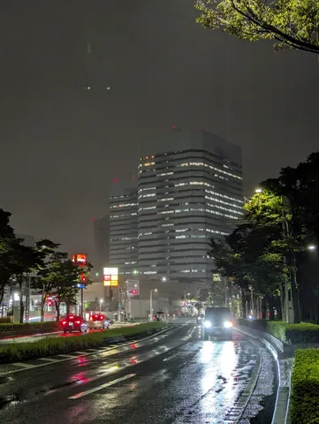 雨粒が映す都会の夜景
