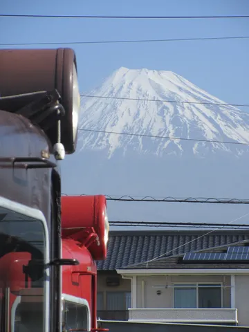 新旧の対比、富士山と電車