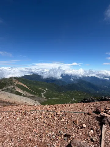 風と石と道が紡ぐ山景