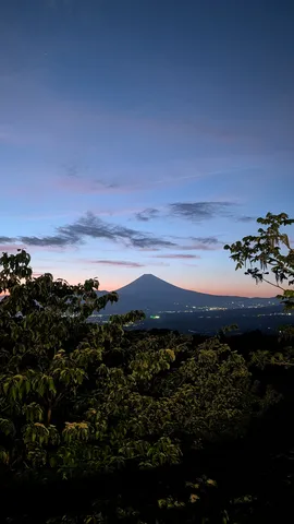 静寂の山と夜空のグラデーション