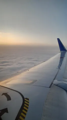 飛行機窓からの夕景ノスタルジー