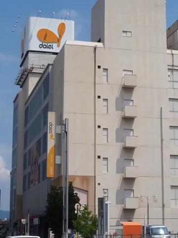 オレンジ看板が光る高層ビル